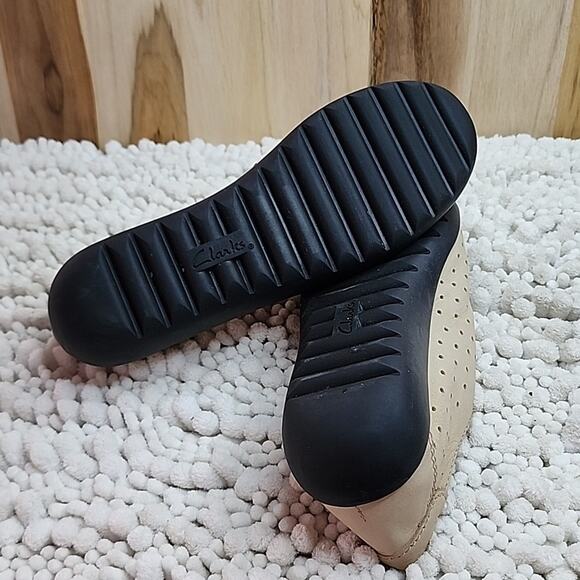 CLARKS COLLECTION NEW  CUSHION ELASTIC LOAFERS TAN IN VGUC CLEAN SIZE 6.5 LADIES - Picture 13 of 16